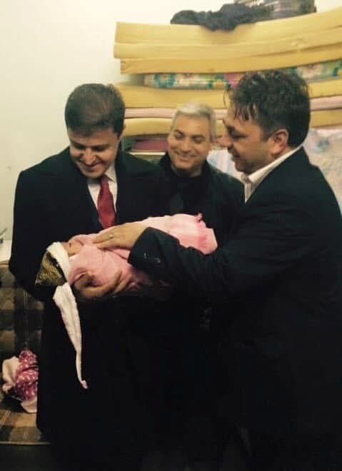 Bir FIRAT YILMAZ ŞEHİT OLUR BİN FIRAT YILMAZ DOĞAR. Ülkemize sığınan TÜRKMEN Kardeşlerimizden bir ailemizin erkek bebeği Dünya'ya merhaba dedi. Kulağına Ezanını okuduk ve ismini zikrettik: FIRAT YILMAZ HOŞ GELDIN.
(21 Şubat 2015)