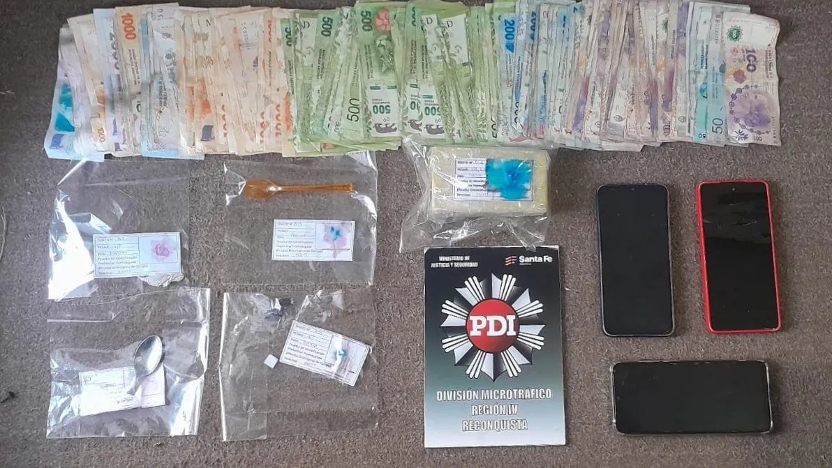 La Policía de Investigaciones allanó una vivienda en barrio La Cortada de Reconquista por presunta infracción a la Ley 23.737 y detuvo a una mujer de 48 años. Se secuestraron 328,9 gramos de cocaína, dinero en efectivo y celulares. Interviene el fiscal Sebastián Galleano.