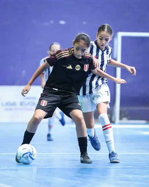 FutsalPro_FPF's tweet photo. 𝗜𝗡𝗧𝗘𝗡𝗦𝗜𝗗𝗔𝗗 𝗛𝗔𝗦𝗧𝗔 𝗘𝗟 𝗙𝗜𝗡𝗔𝗟

Santa Isabel de Hungría se impuso 6️⃣-2️⃣ ante Alianza Lima  en un partido intenso por la Liga Evolución CONMEBOL Sub12 Futsal Femenino 🏆. https://t.co/rK8EbUJpYe
