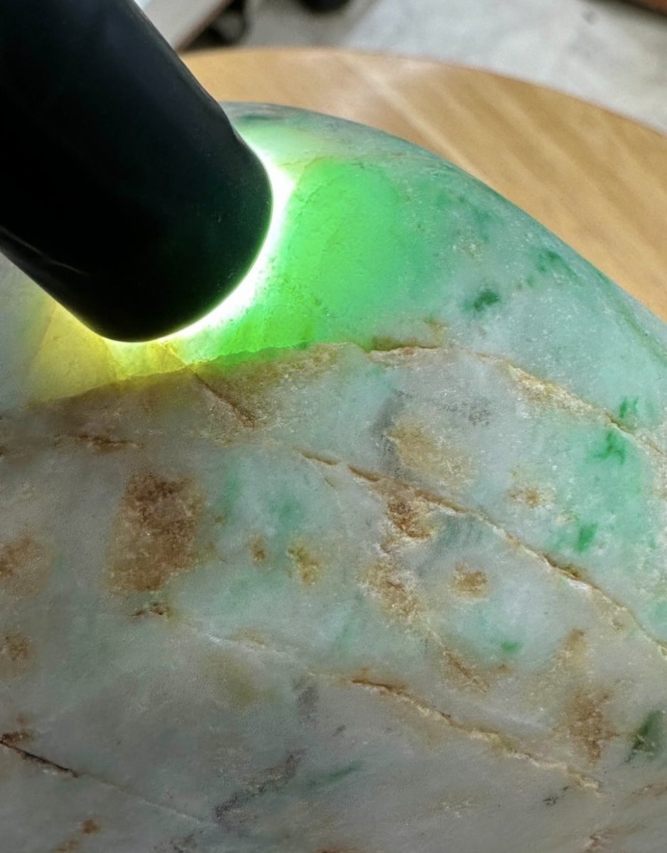 今日のヒスイは、 『白地にアップルグリーン🍏が映える海の翡翠』です