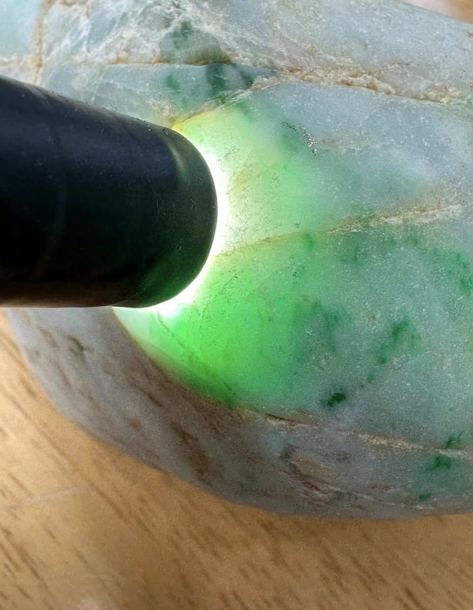 今日のヒスイは、 『白地にアップルグリーン🍏が映える海の翡翠』です