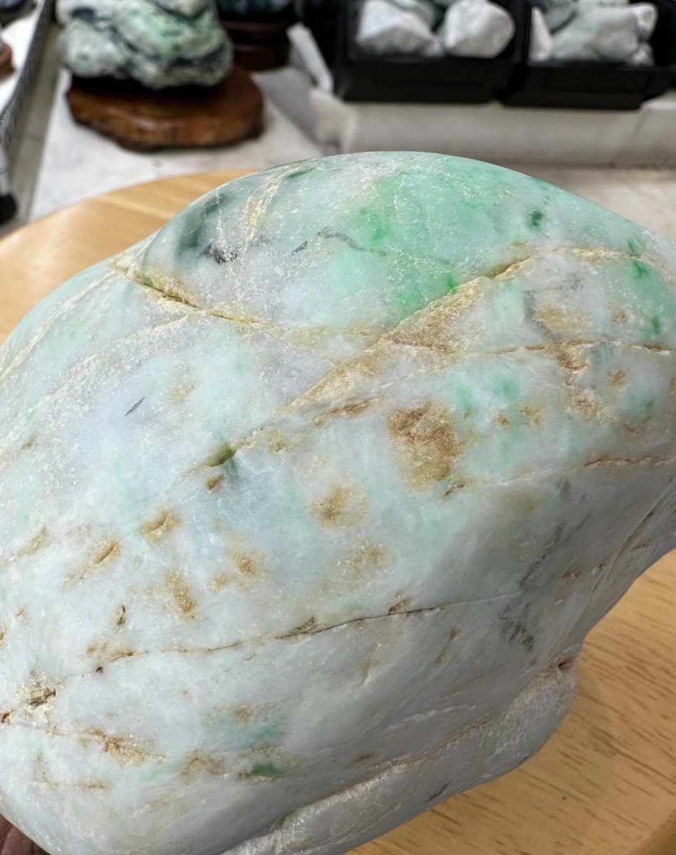 今日のヒスイは、 『白地にアップルグリーン🍏が映える海の翡翠』です