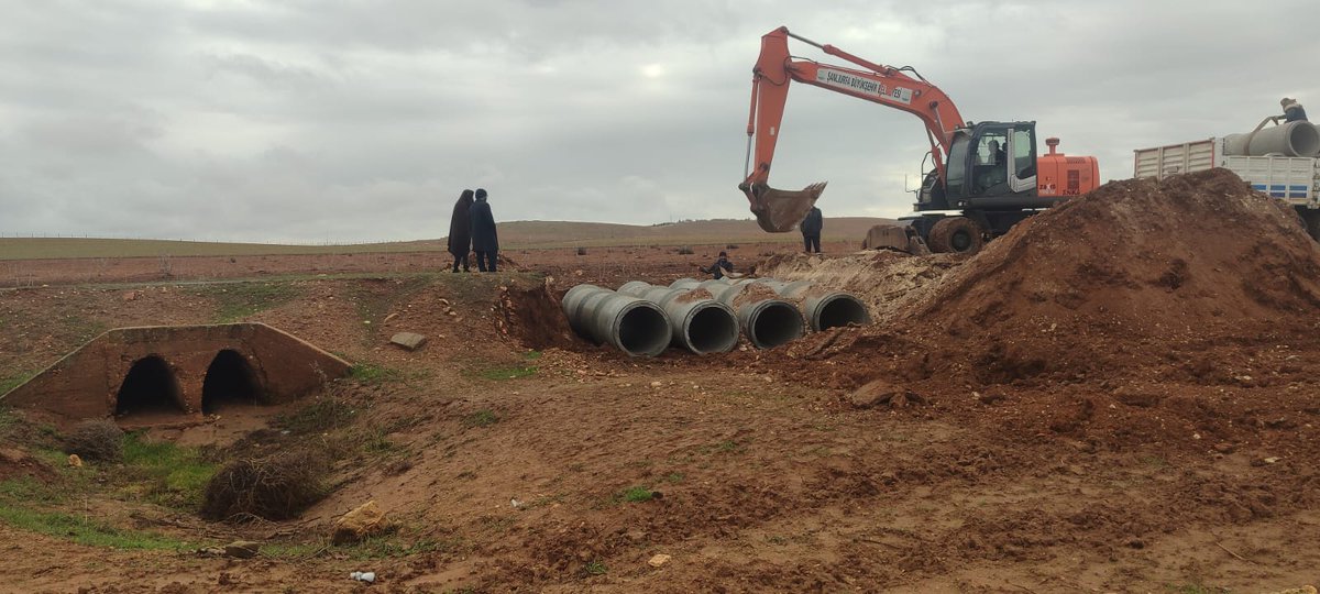 📍 Karaköprü ilçesi – Bilgiçler / Ergünköy güzergahında beton boru ile gerçekleştirdiğimiz dolgu ve onarım çalışmalarımızı başarıyla tamamladık.

✅ Güvenli ve konforlu ulaşım için sahadayız, hemşehrilerimizin hizmetindeyiz!😊

<a href="/sanliurfabld/">Şanlıurfa Büyükşehir 🇹🇷</a> 
<a href="/MithatCanKutluc/">Mithat Can KUTLUCA</a> 

#YolMedeniyettir