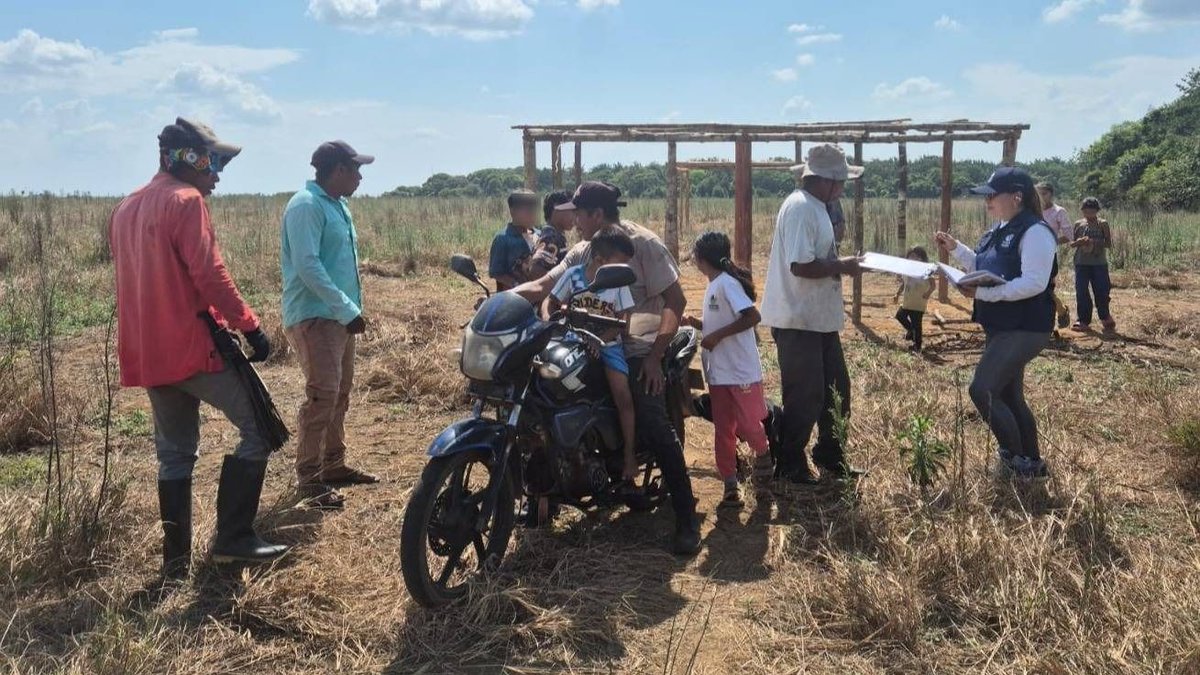 DefensoriaCol's tweet photo. Exigimos a las autoridades del Meta la asistencia humanitaria inmediata y la protección de los derechos fundamentales para las comunidades indígenas de Barrulia, Iwitsulibo, Tsabilonia y San Rafael de Warrojo en Puerto Gaitán.

En una visita humanitaria constatamos las precarias condiciones de habitabilidad en las que están 37 familias de la comunidad Barrulia, incluidos 17 niños y niñas. 

Identificamos un riesgo de salud debido a que consumen agua no tratada del río Muco y a que particulares les restringen su movilidad, aumentado la vulnerabilidad de la comunidad ante posibles emergencias.

Reiteramos nuestro llamado a la Alcaldía de Puerto Gaitán, @GobMeta y @UnidadVictimas para que se aseguren las condiciones de vida digna de las comunidades indígenas, en el marco del proceso de retorno y reubicación.