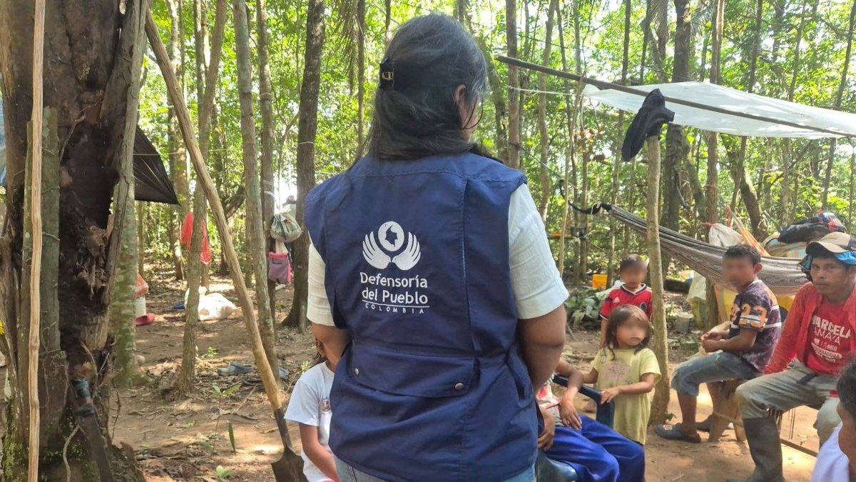 DefensoriaCol's tweet photo. Exigimos a las autoridades del Meta la asistencia humanitaria inmediata y la protección de los derechos fundamentales para las comunidades indígenas de Barrulia, Iwitsulibo, Tsabilonia y San Rafael de Warrojo en Puerto Gaitán.

En una visita humanitaria constatamos las precarias condiciones de habitabilidad en las que están 37 familias de la comunidad Barrulia, incluidos 17 niños y niñas. 

Identificamos un riesgo de salud debido a que consumen agua no tratada del río Muco y a que particulares les restringen su movilidad, aumentado la vulnerabilidad de la comunidad ante posibles emergencias.

Reiteramos nuestro llamado a la Alcaldía de Puerto Gaitán, @GobMeta y @UnidadVictimas para que se aseguren las condiciones de vida digna de las comunidades indígenas, en el marco del proceso de retorno y reubicación.