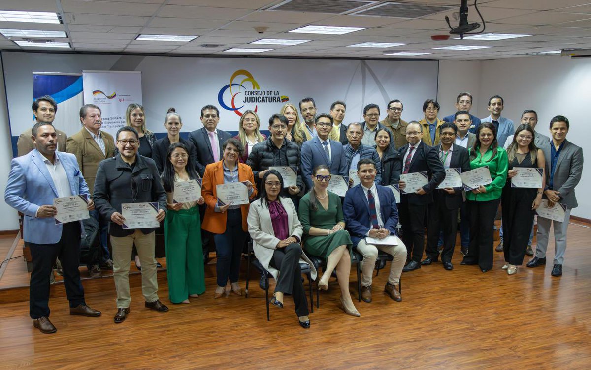 📚🌎 | #CapacitaciónInternacionalCJ

El <a href="/CJudicaturaEc/">Consejo de la Judicatura</a>, junto con la Cooperación <a href="/GIZEcuador/">GIZ Ecuador</a>, clausuró el curso “Formador de Formadores de la Función Judicial en la Metodología THEMIS”, en el que participaron 2️⃣7️⃣ profesionales del sistema de justicia.

Este proceso fortaleció