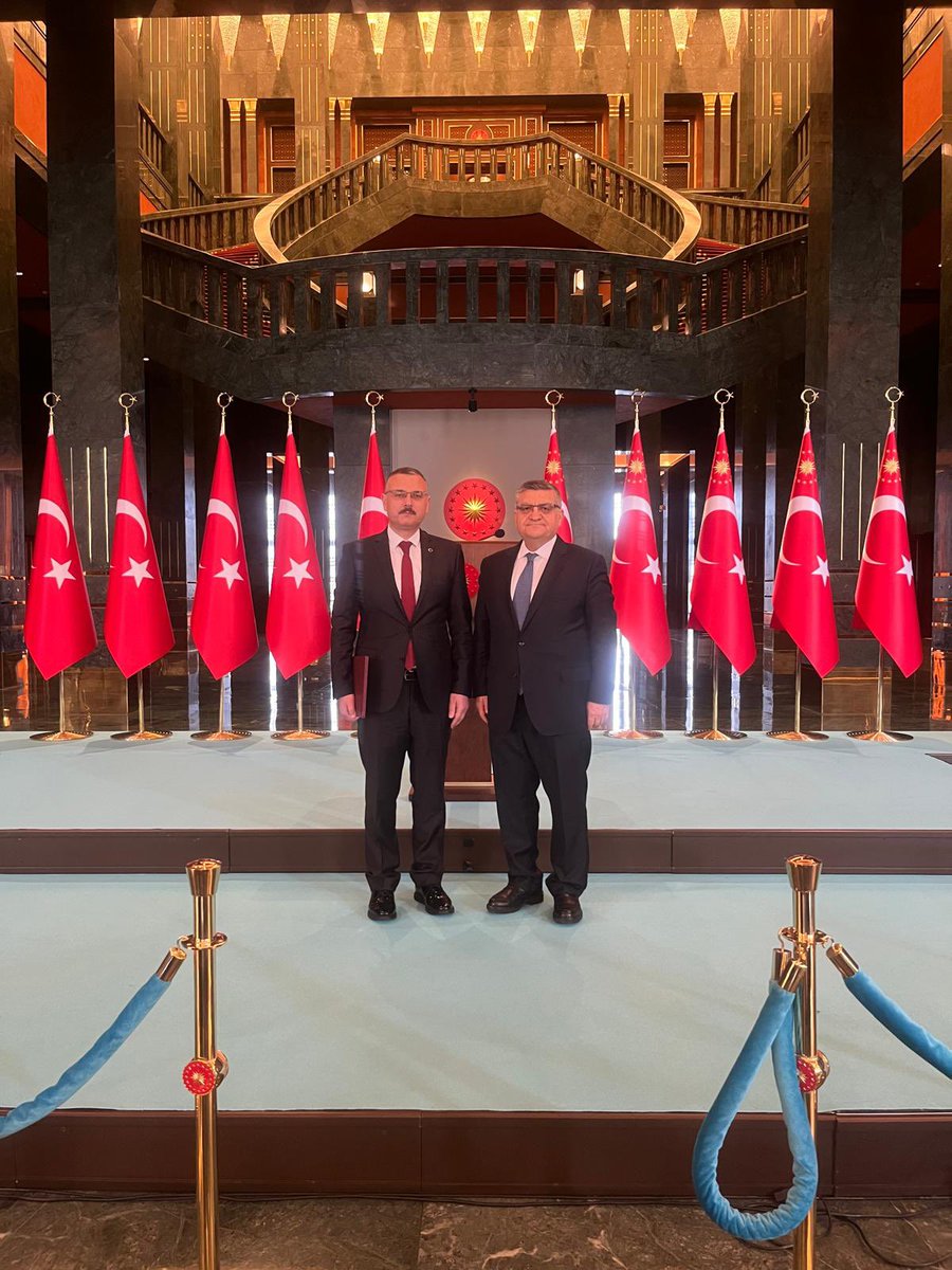 TCBoyabat's tweet photo. 2025 Yılı Başarılı İdareci Ödülleri kapsamında, Merhum Vali Galip Demirel Sosyal Hizmet Ödülü’ne layık görülmem dolayısıyla Boyabatlı hemşehrilerim adına büyük bir onur ve gurur yaşamaktayım.

Bu anlamlı ödülü takdim buyuran Cumhurbaşkanımız Sayın Recep Tayyip Erdoğan’a ve  beni bu ödüle layık gören İçişleri Bakanımız Sayın Mustafa Çiftçi’ye en içten şükranlarımı arz ediyorum.

Şahsımı bu kıymetli ödüle teklif eden; proje ve çalışmalarımızın her aşamasında desteklerini esirgemeyen, rehberlikleri ve himayeleriyle bizleri daima teşvik eden Valimiz Sayın Dr. Mustafa Özarslan’a en kalbî şükran ve teşekkürlerimi arz ediyorum.

Bu ödülü, Boyabat’ımıza hizmet yolunda daha büyük bir sorumluluk ve azim vesilesi olarak görüyorum. Devletimize ve aziz milletimize layıkıyla hizmet etmeye kararlılıkla devam edeceğimi ifade ediyorum.

Saygı ve hürmetlerimle...

Enver YILMAZ
Kaymakam

@mustafaozarslnn