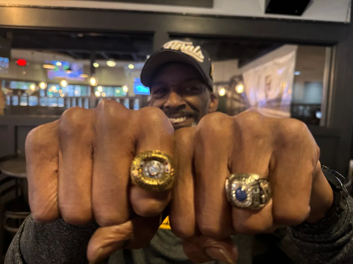 pacers_in's tweet photo. @The_Disaster413 @sacyhac @Kreon_Zzz @Henry_Taylor04 @StoolGreenie That’s a cute 1 ring they got… lmk when they go b2b like Darnell Hillman did in Indy https://t.co/95rUUi0PHl