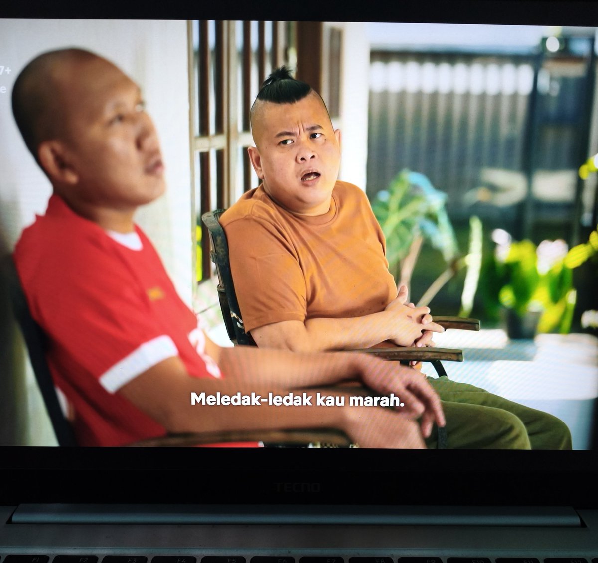 HabisNontonFilm's tweet photo. Sahur ditemenin sinetron Ramadan Netflix x MDTV, DUNIA TANPA TUHAN.

Oki jadi mahasiswa tingkat akhir yang lagi skripsi. Terlalu senior sih ini 😂

Eps 1 ada sindir2an sosial soal percaya berlebihan sama "air doa". Duet sama Lolox, lumayanlah lucu-lucu sikit https://t.co/Pu2iPwVLhQ
