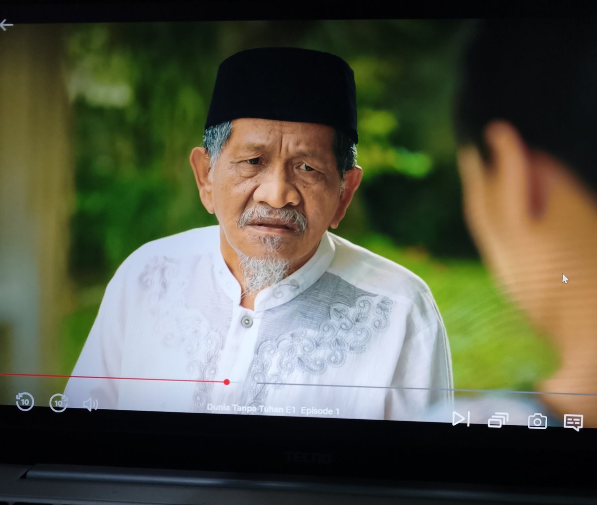 HabisNontonFilm's tweet photo. Sahur ditemenin sinetron Ramadan Netflix x MDTV, DUNIA TANPA TUHAN.

Oki jadi mahasiswa tingkat akhir yang lagi skripsi. Terlalu senior sih ini 😂

Eps 1 ada sindir2an sosial soal percaya berlebihan sama "air doa". Duet sama Lolox, lumayanlah lucu-lucu sikit https://t.co/Pu2iPwVLhQ
