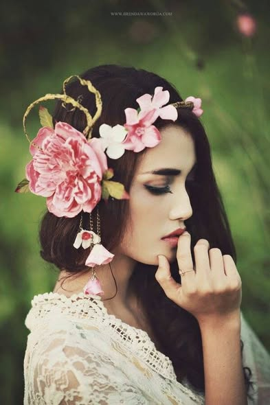 Amansız sevdalar peşinde
Yaralandı gönlümüz
Ruhta derin çizgiler,
Geçip gitti ömrümüz.   #zerrintayfur