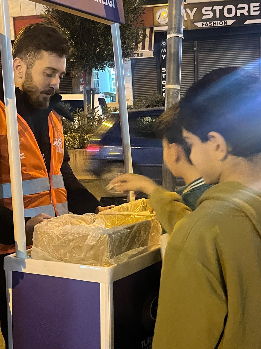 Teravih sonrası lokum dağıtımı 

📍 2.Merkez Cami 

AK Parti Arnavutköy Gençlik Kolları olarak, Ramazan ayının manevi ikliminde teravih namazı sonrası hemşehrilerimize lokum ikramında bulunduk.
Rabbim birlik ve beraberliğimizi daim eylesin. 🌙
