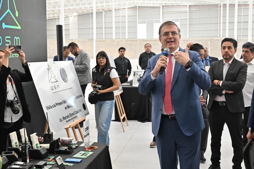 SE_mx's tweet photo. Además, el secretario @m_ebrard visitó la empresa @QSMSemicon, donde comenzará el diseño y fabricación de semiconductores en nuestro país.

Con este paso, México se coloca ya en el top 10 mundial en diseño de semiconductores. https://t.co/nqpTCXuCkg