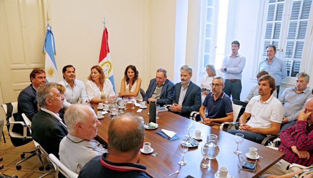 En paritaria con AMRA y Siprus, el Gobierno de Santa Fe ofreció 12,5% para el 1° semestre (con piso de $170 mil) + 3% de compensación. También sube 50% el Suplemento Hospitalario. La reunión fue encabezada por la ministra Silvia Ciancio.