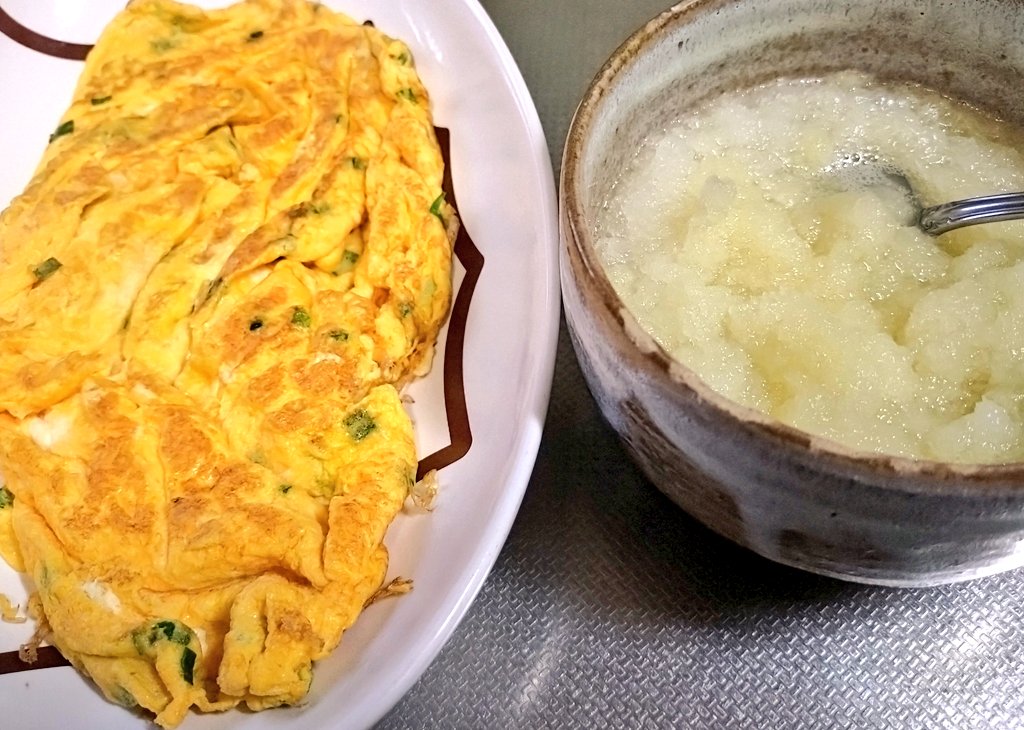 ニラ入り和風オムレツ＆たっぷり大根おろし、でけたよ〜( ﾟДﾟ)b #朝