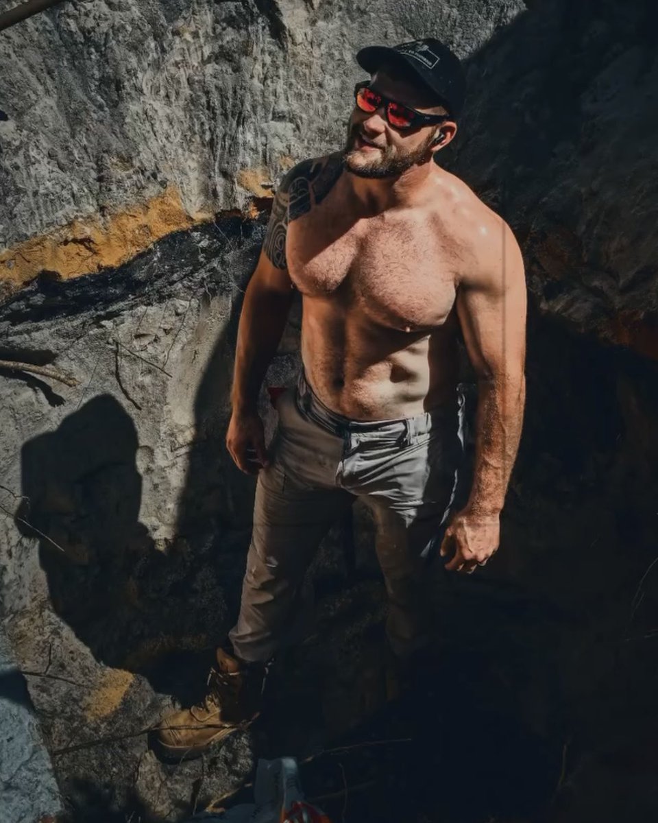 Beefy plumber deep in a hole
#Tradie #Aussie #Plumber #DaddyKink #Hairy #Boots 

IG boroandcoplumbing
