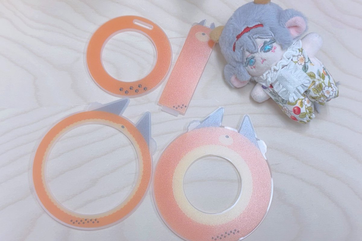 間に合った！

🦊の色々！
ミルク色は限定でなくなり次第終了です。

ぬいスタンドと、🦊の枠は10cm用の飾り枠、C型キャッチの後ろ空いてるのが気になる方用の補助輪的な…
落下防止になればいいなぁと！

小さい方は10cm用のキャッチに取り付けて5cmも使えるようにするアイテムです🥰

それぞれ200円
