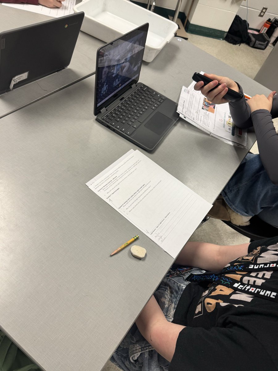 RMSScIC's tweet photo. 8th grade longhorns explore waves and EM spectrum! #allstudentsarescientists @Humble_2ndSci @HumbleISD_RMS #doingsciencedaily https://t.co/x8FenhRDAx
