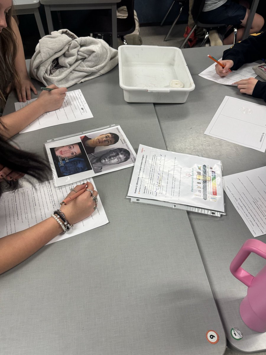 RMSScIC's tweet photo. 8th grade longhorns explore waves and EM spectrum! #allstudentsarescientists @Humble_2ndSci @HumbleISD_RMS #doingsciencedaily https://t.co/x8FenhRDAx