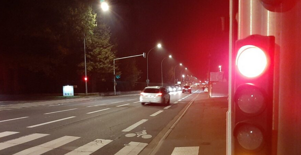 [Anecdote routière] Je suis à un feu rouge, en ville. Derrière moi, une voiture de la police municipale. Pas de gyrophare, et elle roulait lentement derrière moi. Pas pressée quoi.

Le feu passe au vert. Je démarre. Et là un velotaffeur grille son feu rouge à lui et me passe