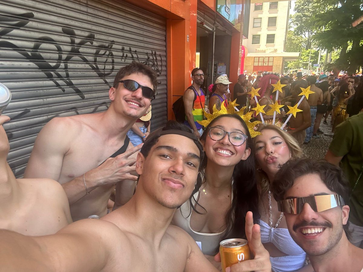 kanaberis's tweet photo. enlutada até agora pelo fim do carnaval💔 https://t.co/8yRbt2Xwkf