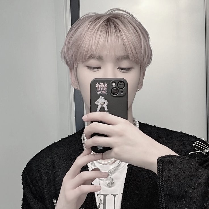 junseojs's tweet photo. Missed him every second until now. Finally back in my favorite place https://t.co/f2Re7pQTTq