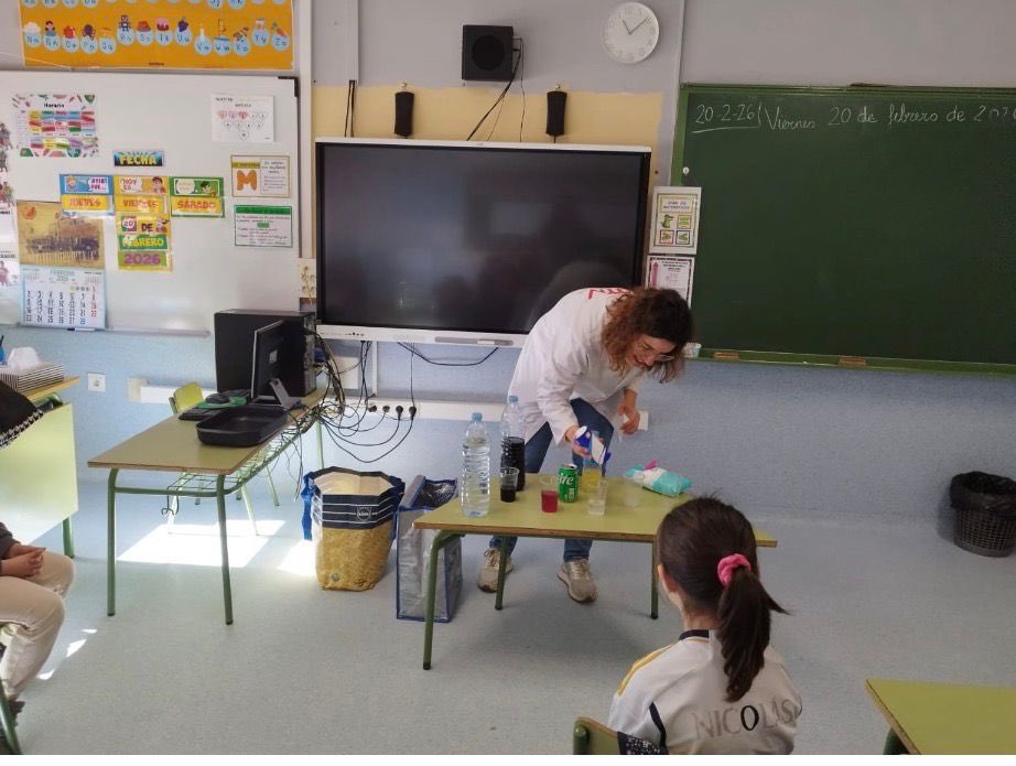 Las clases de 2° de primaria, recibimos la visita de Beatriz, una mamá que vino a celebrar con nosotros “la semana de la niña y la mujer en la ciencia”.

Muchas gracias por compartir con nosotros tu sabiduría.

<a href="/educacyl/">Educación JCyL</a>
<a href="/cfievalladolid/">CFIE VALLADOLID</a>
<a href="/villadeiscar/">villadeiscar</a>

#experimentoscientíficos 🧠
