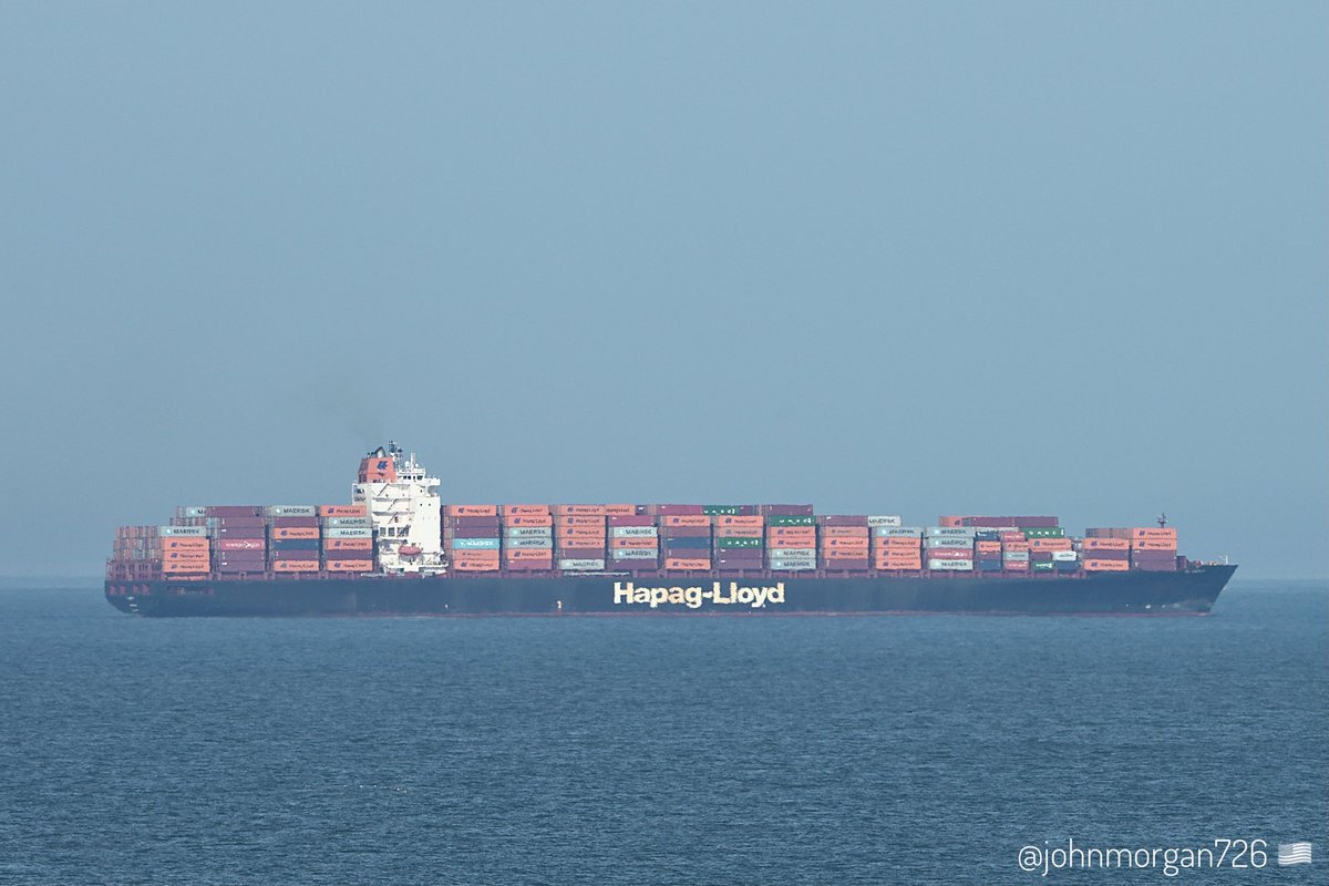 johnmorgan726's tweet photo. At 307 meters the AL SAFAT, IMO:9349497 #HapagLloyd 
A7-class #ContainerShip en route to Antwerpen, Belgium, flying the flag of Liberia 🇱🇷. #ShipsInPics #AlSafat https://t.co/9whwErmB3s