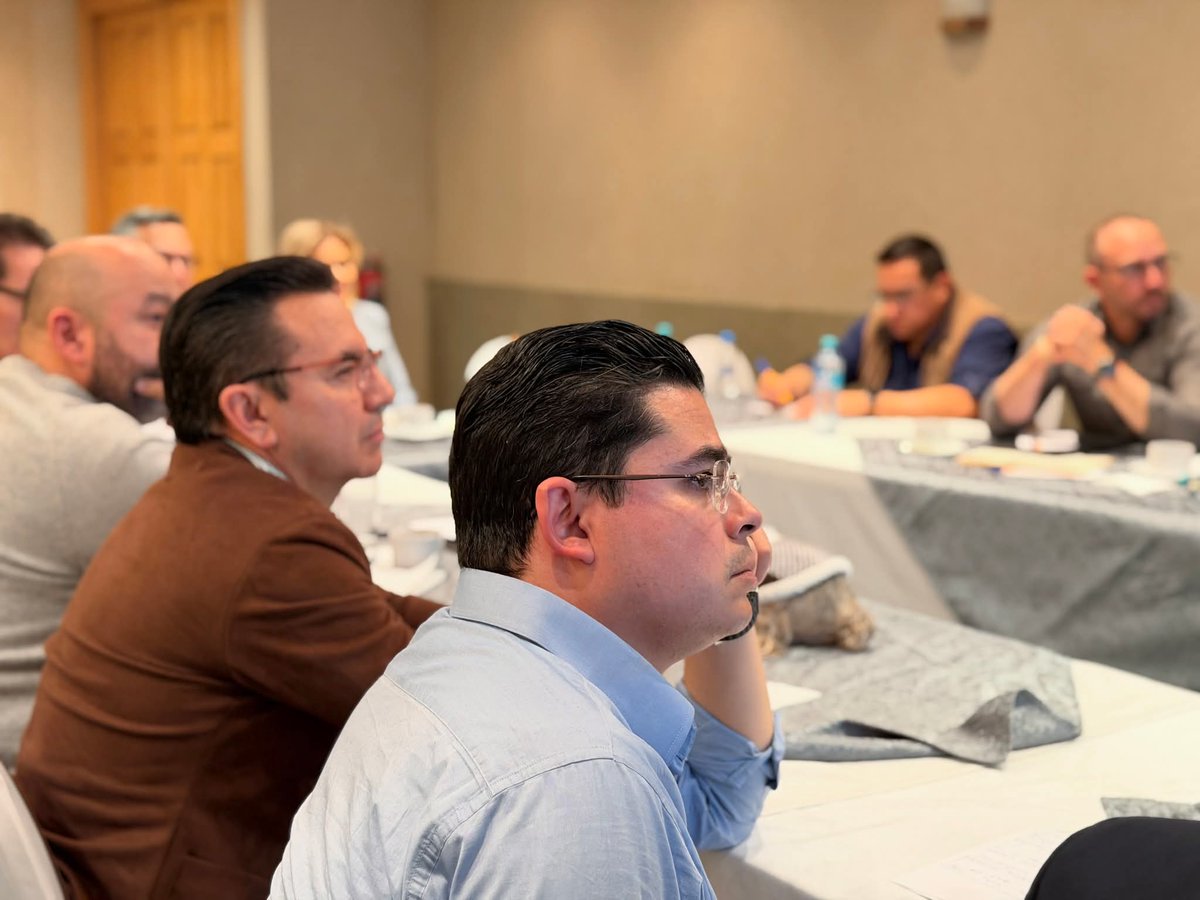 MaruCampos_G's tweet photo. Me reuní con el Gabinete en Ciudad Juárez para revisar los avances de los programas y acciones que estamos llevando a cabo en todo el estado.

Seguimos fortaleciendo estrategias y trabajando en equipo para que los resultados se noten en la vida diaria de las familias, especialmente donde más se necesita.

¡Cuenta conmigo! 💙