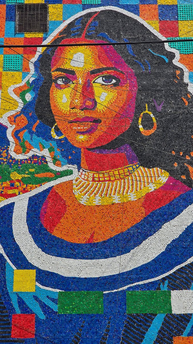 Olivarescfc's tweet photo. 🇸🇻 ¡En El Salvador! Hemos terminado el mural de tapas mas alto del mundo, con mas de 100.000 tapas, en el Edif 88 de la Colonia Zacamil.

Hace unos años, las pandillas usaban el arte urbano para marcar su territorio, pero eso ha cambiado, en los últimos dias hemos visto como personas de otras partes del pais, medios nacionales e internacionales se acercan a descubrir el gran museo al aire libre que es ahora la Colonia Zacamil. Esta es, justamente la demostración de cómo el arte es una parte fundamental de la transformación y del despertar de una nación.

¡Gracias a CMS Foundation por la invitación y a todos los que lo han hecho posible!