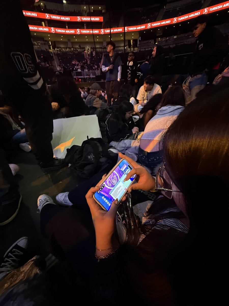 shimulacra's tweet photo. when you got barricade at the twice concert but the roblox meet and greet is at 7:00 https://t.co/1N2BekkblP