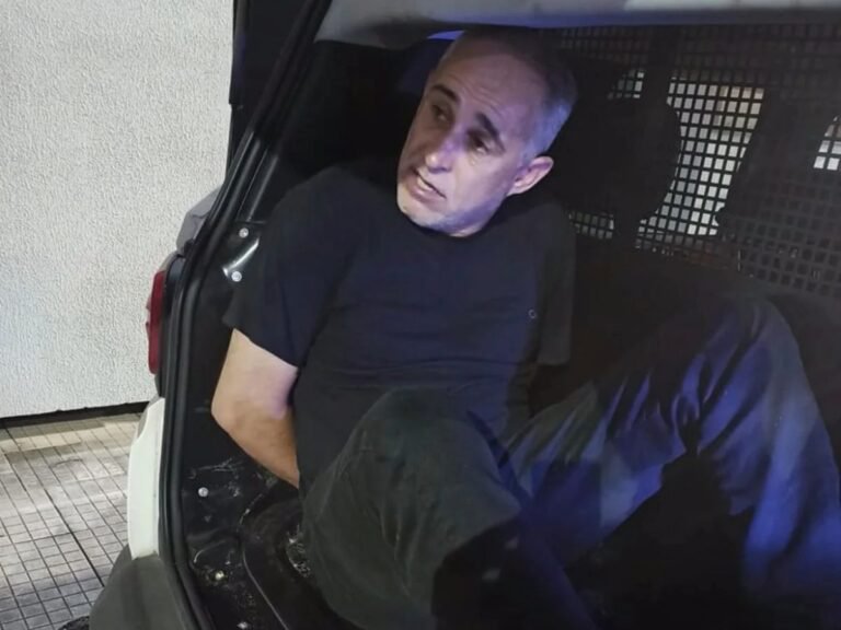 Vereador bolsonarista Sérgio Luiz Gonçalves (PL) é preso em Santa Catarina por violência doméstica contra a esposa.

"Deus, Pátria e Família" 🇧🇷