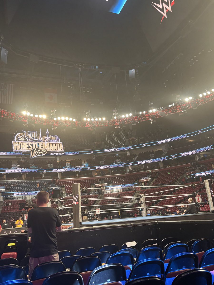MrsGeeBearWay's tweet photo. I am seated!!! #SmackDown @WWE https://t.co/V326ZE13NX