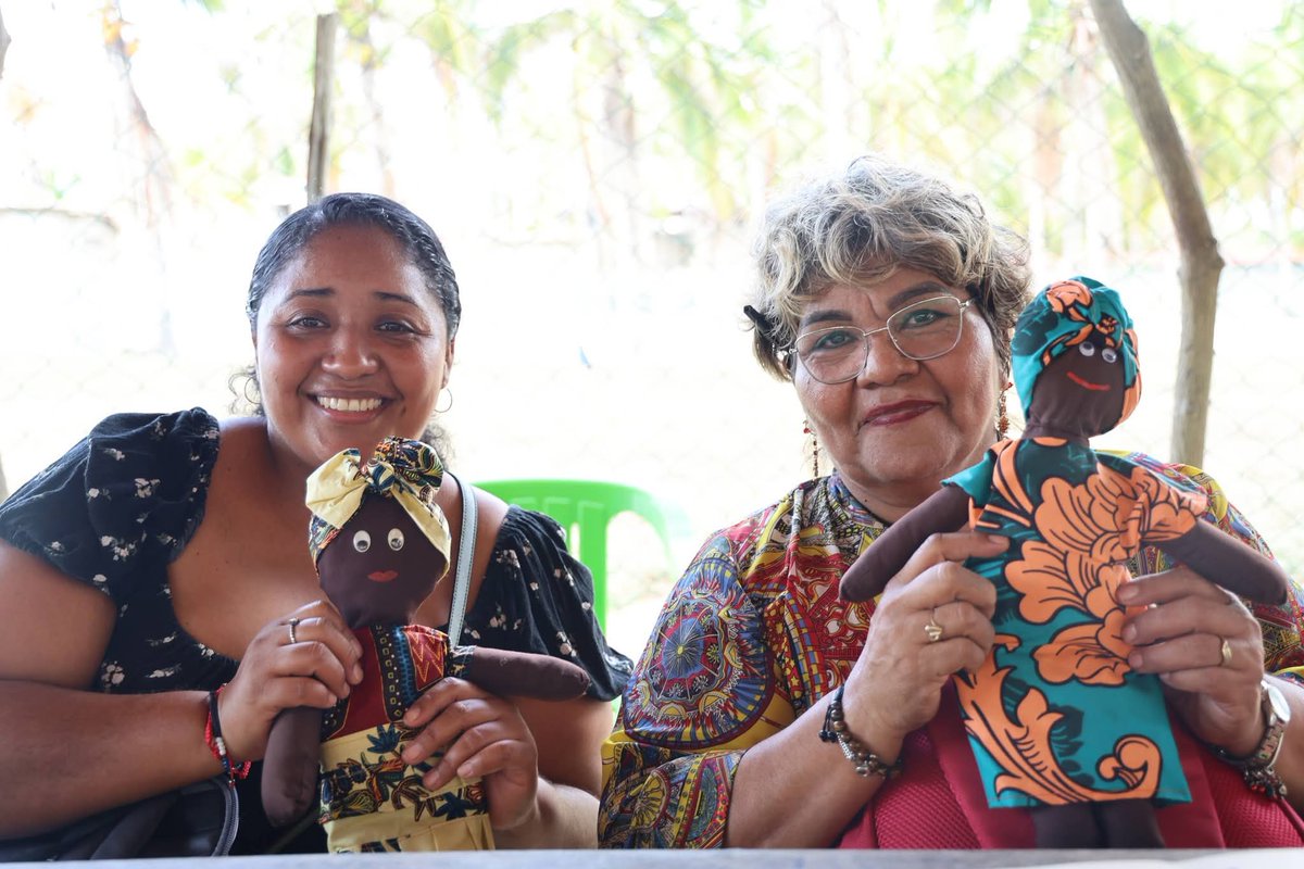 afrocaracolas's tweet photo. Recordando las tardes soleadas de nuestra #infancia 🌞🌻

Las muñecas Afro nos enseñan a amar y valorar la belleza de ser mujeres negras y afromexicanas. Al mirarlas, reconocemos nuestra historia, identidad y herencia cultural.  🐚🤍 https://t.co/7yO0gKCvY3