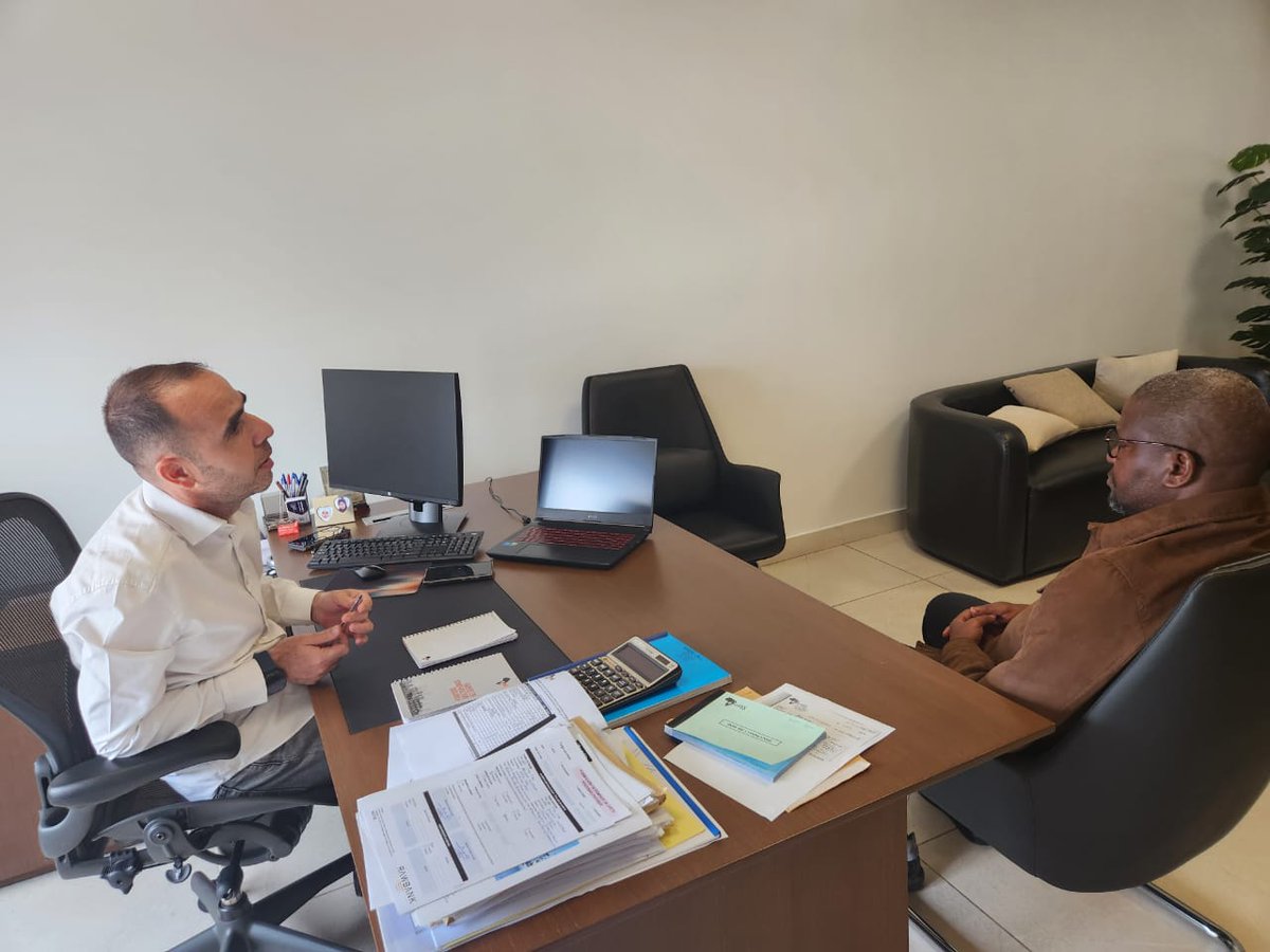 NkongoloNA's tweet photo. Dans le cadre de ma mission de contrôle parlementaire et du suivi des travaux d’infrastructure dans la commune de Kasa-Vubu, je me suis rendu, pour la deuxième fois, auprès de Monsieur Hisham soufan, Directeur Général de l’entreprise SAFRIMEX, adjudicataire du marché de construction de la route Éthiopie (tronçon Victoire – Force Publique), dont les travaux tardent à démarrer.

Objectif de la démarche : comprendre les raisons du retard dans le lancement du chantier.

Au cours de nos échanges, le Directeur Général a précisé que ce retard ne relève pas de la responsabilité de SAFRIMEX, qui dispose de toutes les capacités techniques, matérielles et logistiques nécessaires pour entamer les travaux.

Toutefois, le démarrage effectif du chantier reste conditionné par l’évacuation préalable du marché pirate installé sur l’emprise du projet.

Ensemble, restons mobilisés pour le développement de notre commune.