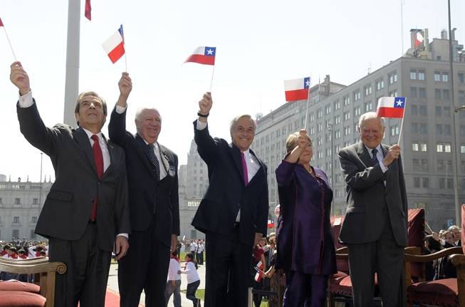 2010, Santiago, Chile. 🇨🇱

Los ex presidentes <a href="/PatricioAylwin_/">Presidente Aylwin</a>, <a href="/EduardoFrei_/">Eduardo Frei Ruiz-Tagle</a>, <a href="/RicardoLagos/">Ricardo Lagos E.</a>, <a href="/mbachelet/">Michelle Bachelet</a> y el entonces mandatario en funciones <a href="/sebastianpinera/">Sebastian Piñera</a>, se reúnen en los actos de celebración del bicentenario en plaza de la constitución de Santiago.

#EduardoFreiRuizTagle.