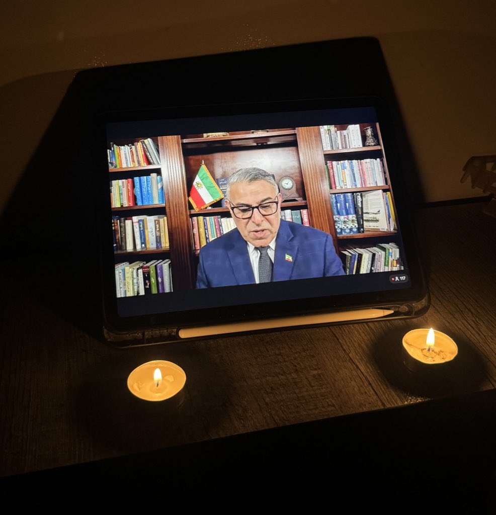 ladyofshadoww's tweet image. ببخشید که نتونستم کل برنامه رو برای احترام به همه ی شما عزیزان وایستم .