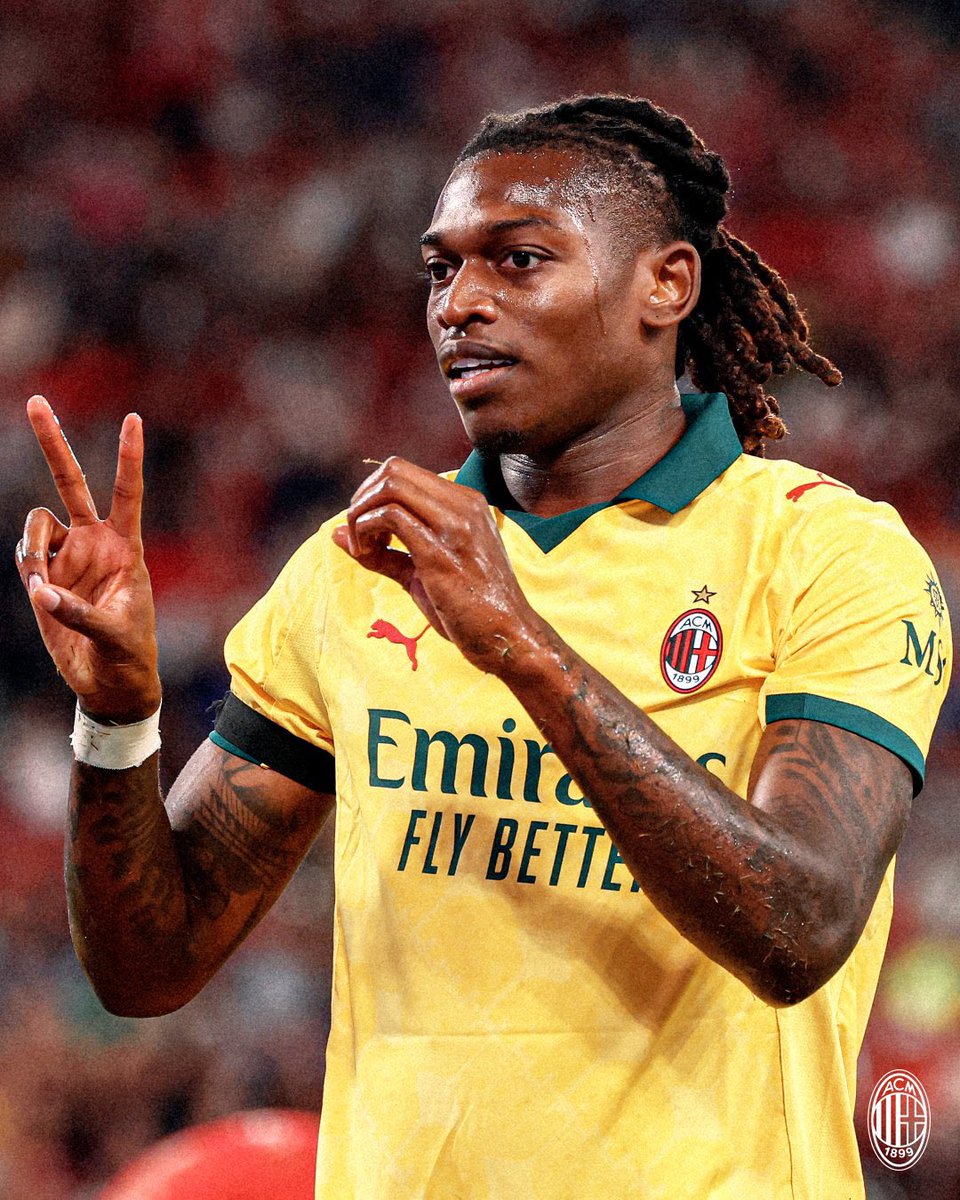 Trivela_FR's tweet photo. Une motivation supplémentaire pour le Portugal. ❤️🇵🇹

En entretien chez CBS Sports, Rafael Leão a évoqué le rapport de la Seleção avec Diogo Jota, et la motivation que représente désormais ce dernier, parti soudainement en juillet dernier.

🗣️ "Deux semaines avant sa mort, il était avec nous à faire la fête. C'était un super collègue, toujours là pour aider les autres. Sa mort a été dévastatrice. Nous pensons à lui à chaque match, on pense à comment il aurait célébré son but... La Coupe du Monde, c'est une compétition qu'il aurait adoré jouer. Nous allons tout faire pour le rendre fier de nous."