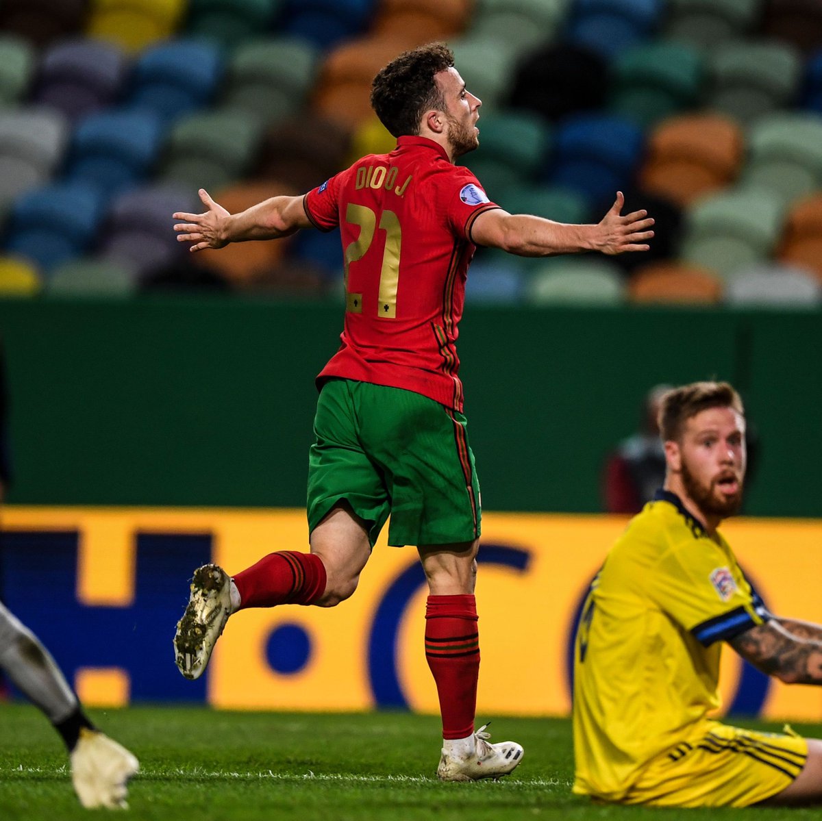 Trivela_FR's tweet photo. Une motivation supplémentaire pour le Portugal. ❤️🇵🇹

En entretien chez CBS Sports, Rafael Leão a évoqué le rapport de la Seleção avec Diogo Jota, et la motivation que représente désormais ce dernier, parti soudainement en juillet dernier.

🗣️ "Deux semaines avant sa mort, il était avec nous à faire la fête. C'était un super collègue, toujours là pour aider les autres. Sa mort a été dévastatrice. Nous pensons à lui à chaque match, on pense à comment il aurait célébré son but... La Coupe du Monde, c'est une compétition qu'il aurait adoré jouer. Nous allons tout faire pour le rendre fier de nous."
