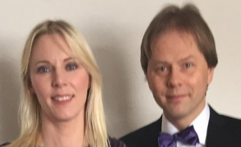 Hej alla härliga följare, Idag ska vi titta på Anders Lindberg och hans fru Åsa det blir ett långt inlägg.

Anders Lindberg, Aftonbladets politiska chefredaktör och obestridda Sosse-kung i medie-Sverige , har byggt hela sin karriär på att surfa på den röda vågen – från SSU-topp