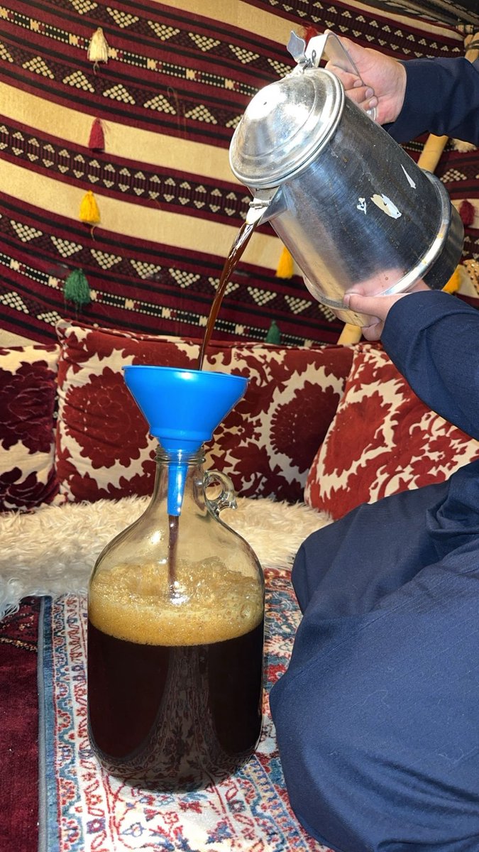 VR_13's tweet photo. يقول جمال بندر :

عن ما اشتهت نفسي وما لذّ وطاب
يردني [ دين ] و [مروه] و [ نعره ]

انا النزيه اللي يخاف من الحساب 
و انا الذي لا شاف .. منكر ينكره

وانا الصقر وانا النسر و انا العقاب 
وانا الذي سمتني امي حيدره

وان شفت ف الرجال شي من الخراب 
اطلقه ... كني مطلق لي مررره https://t.co/N6ST8TWXUV