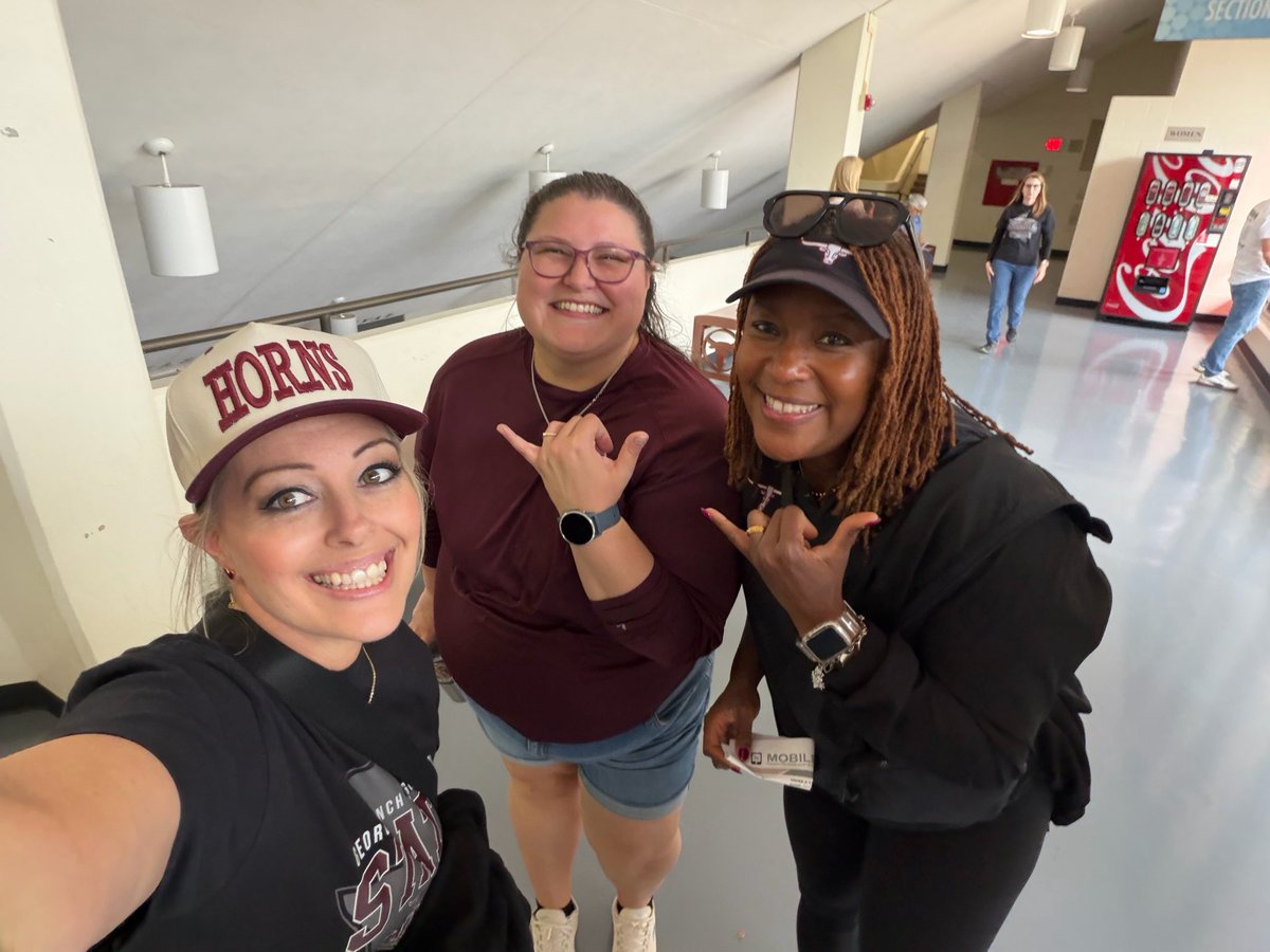 pinkpatterson's tweet photo. We made it!!! And we even found Coach Fontenot! Let’s go @RanchSwim - Swim FAST! #WeAreGR https://t.co/NFbjlXql8i
