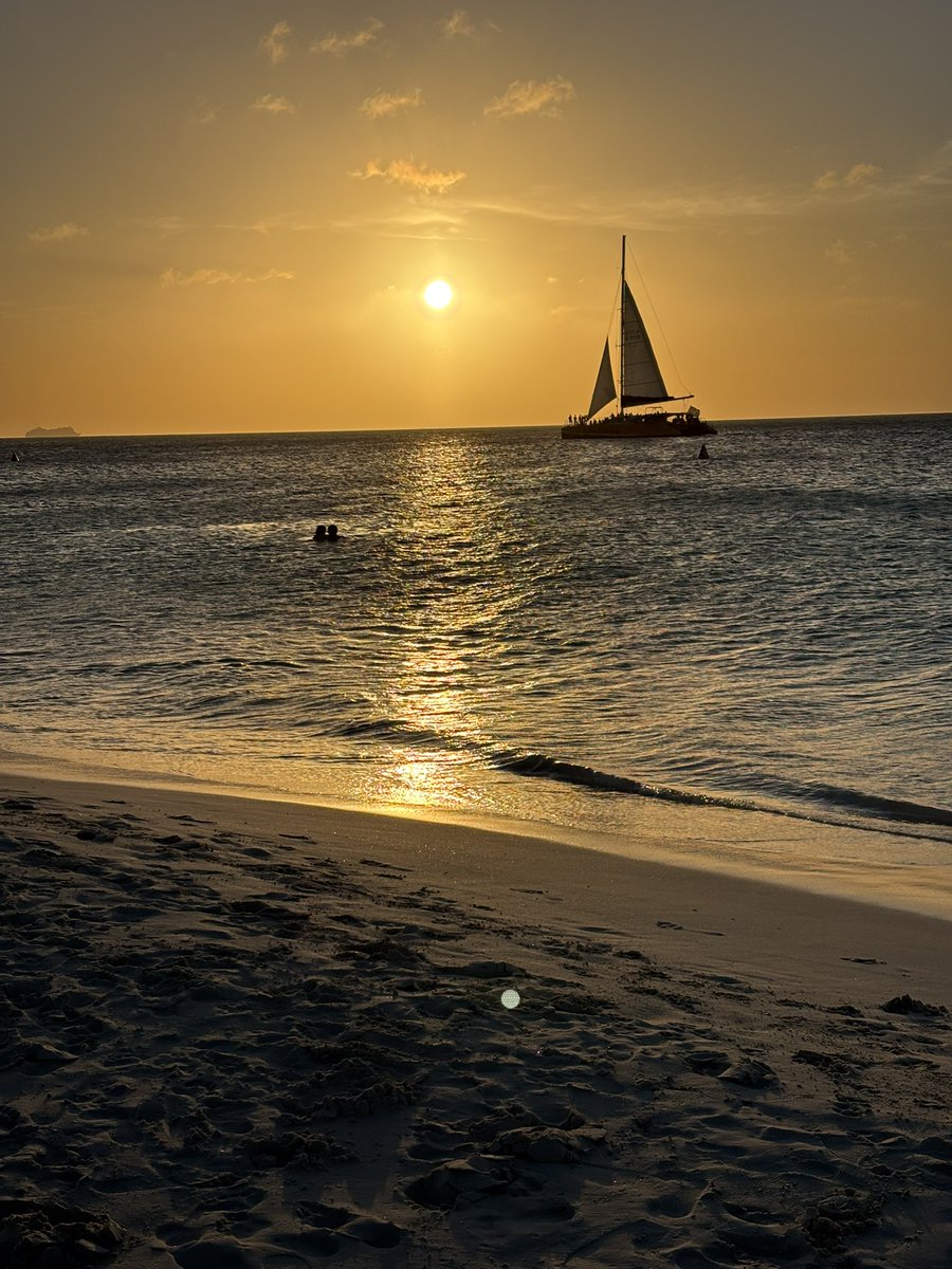 AbdalaAlejo's tweet photo. En Aruba, si jalado puede porque yo no? Ja https://t.co/zjV5b3i9jO
