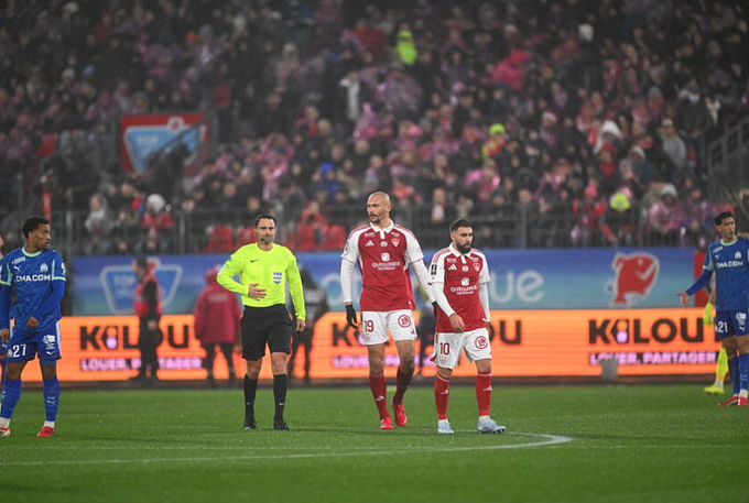 أولمبيك مرسيليا ينهزم أمام مستضيفه بريست 2 - 0 في الدوري الفرنسي. 
