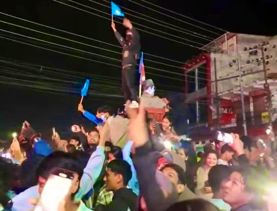 चुनाबमा मात्रा हो गठबंधन नभएको बाहिर त अघोषित गठबंधन चलेकै छ,अब त झन राजावादी हरु पनि थपिने भए 😆
तर यो गठबंधन सब घण्टे हरु को उश्रिंखलता र अराजकता ले गर्दा बनेको हो Organically 😄😄