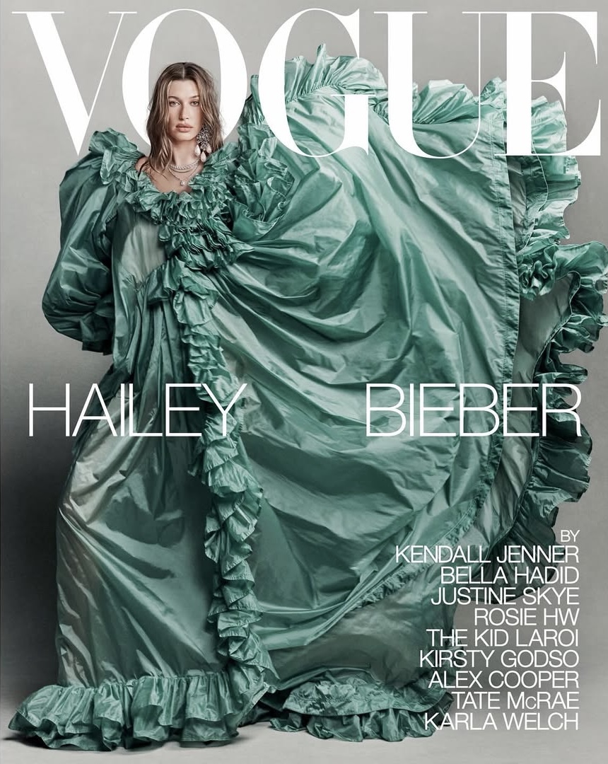 portalhaileybr's tweet photo. Na edição de março da Vogue Austrália, Hailey Bieber participou de uma entrevista especial conduzida por amigos e celebridades, entregando respostas sinceras e reveladoras. Confira abaixo: https://t.co/2DuskigeNy