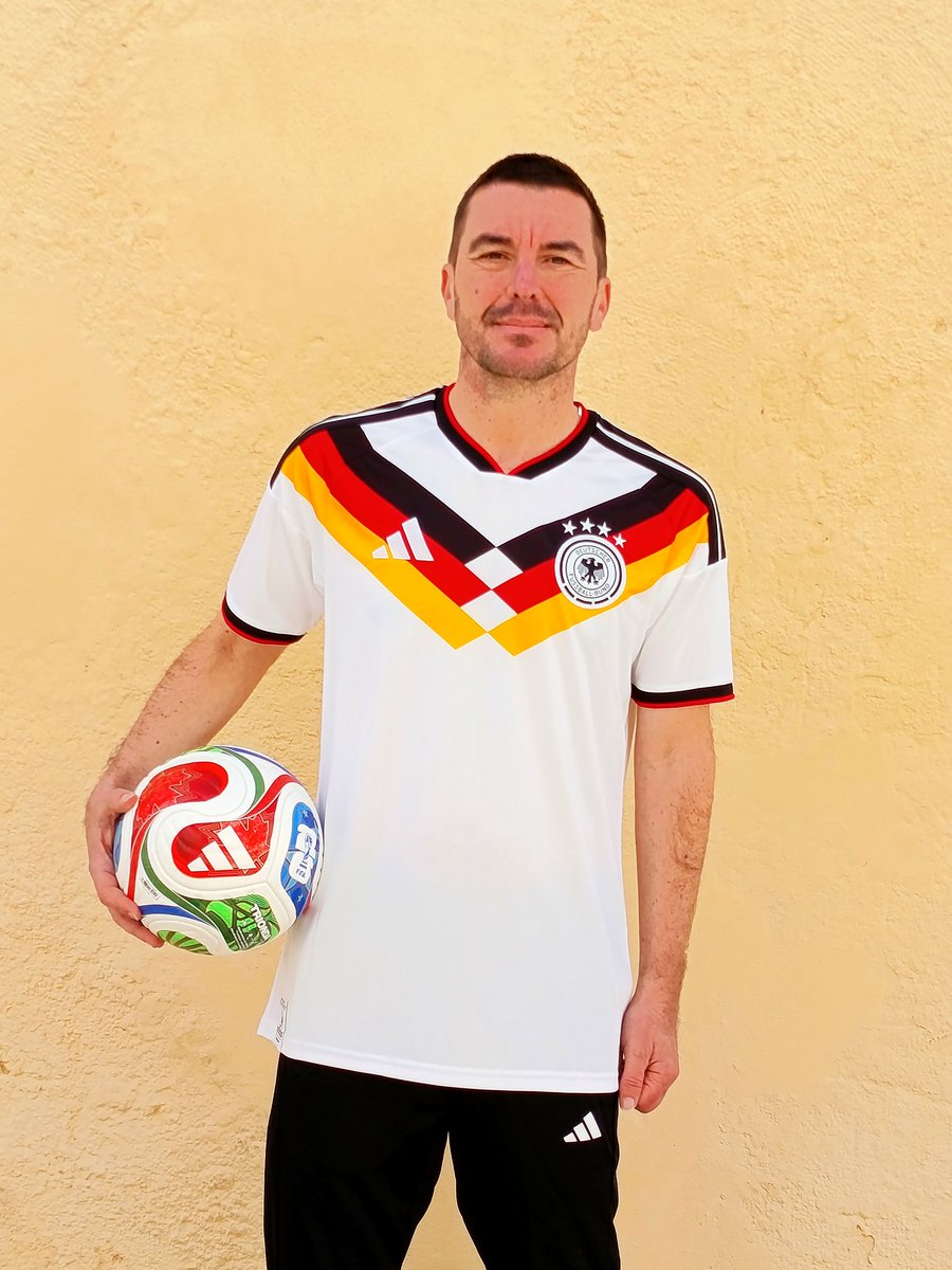 El último diseño de <a href="/adidas/">adidas</a> después de 72 años con la selección alemana. Tras el Mundial 2026 terminará el contrato con la marca de las tres rayas.
#adidas
 #theadidasarchive #adidashq #adidasarchive #adidasdassler vintageadidas adidas75