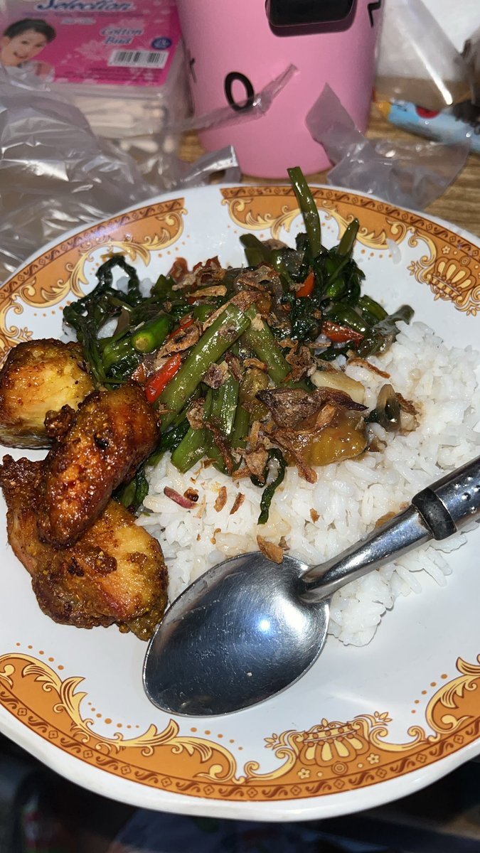 memeydianaa's tweet photo. Pdhal lg ga saur tp ngikut saur sampe nambah 2 kali wkwkwk. Tim saur kudu masak biar semangat makannya masih fresh👍 https://t.co/PbkeNH7YuP