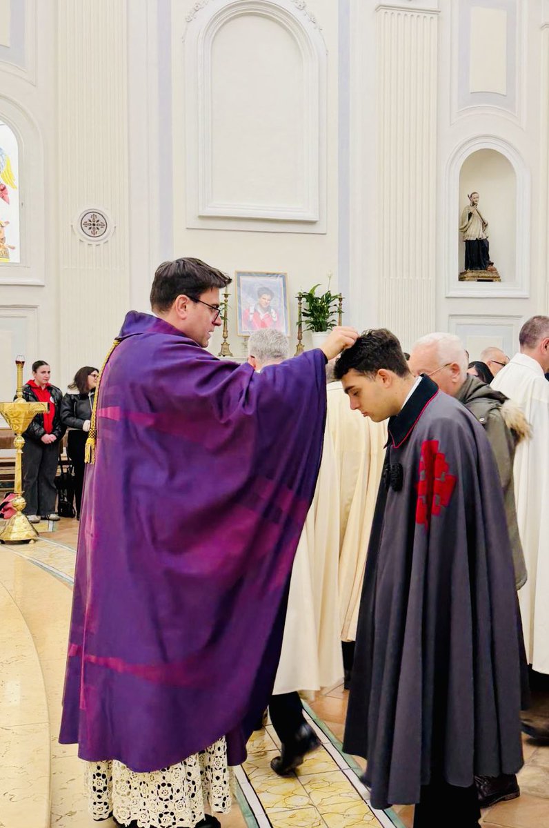La Delegazione di Nola Santi Felice e Paolino, rappresentata dal Delegato Cav. Antonino Napolitano e accompagnata da un folto gruppo di Cavalieri, Dame e da un giovane Scudiero, ha iniziato la Quaresima partecipando alla Santa Messa con il rito dell’imposizione delle Sacre Ceneri