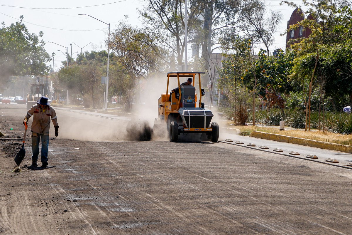 Vamos por una avenida más repavimentada ✅

Ya inició el trabajo de 🚧 repavimentación en la avenida 📍 Nezahualcóyotl, otro de los accesos importantes a nuestro municipio. Los trabajos en esta vialidad se realizan con uno de nuestros trenes de repavimentación, el cual nos ha